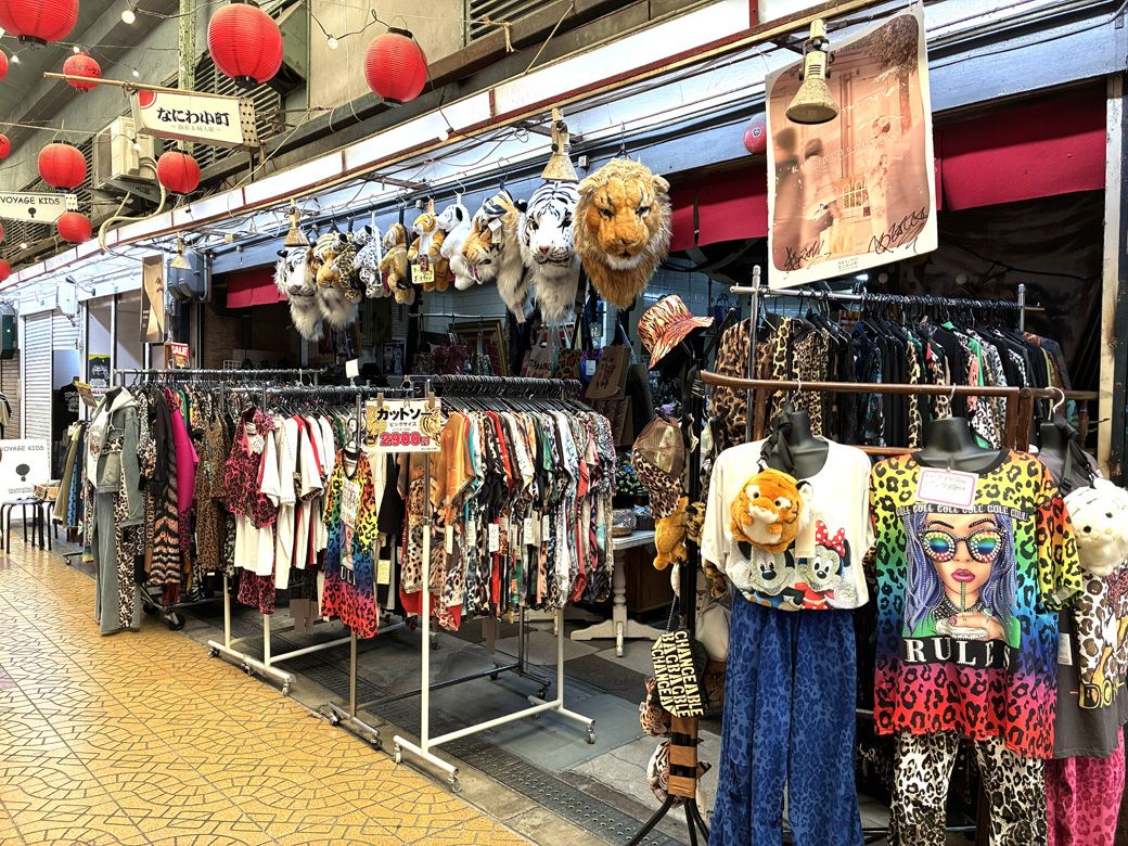 通天閣からほど近い新今宮の商店街のなかで、ひときわ目を引く「なにわ小町」の外観（筆者撮影）