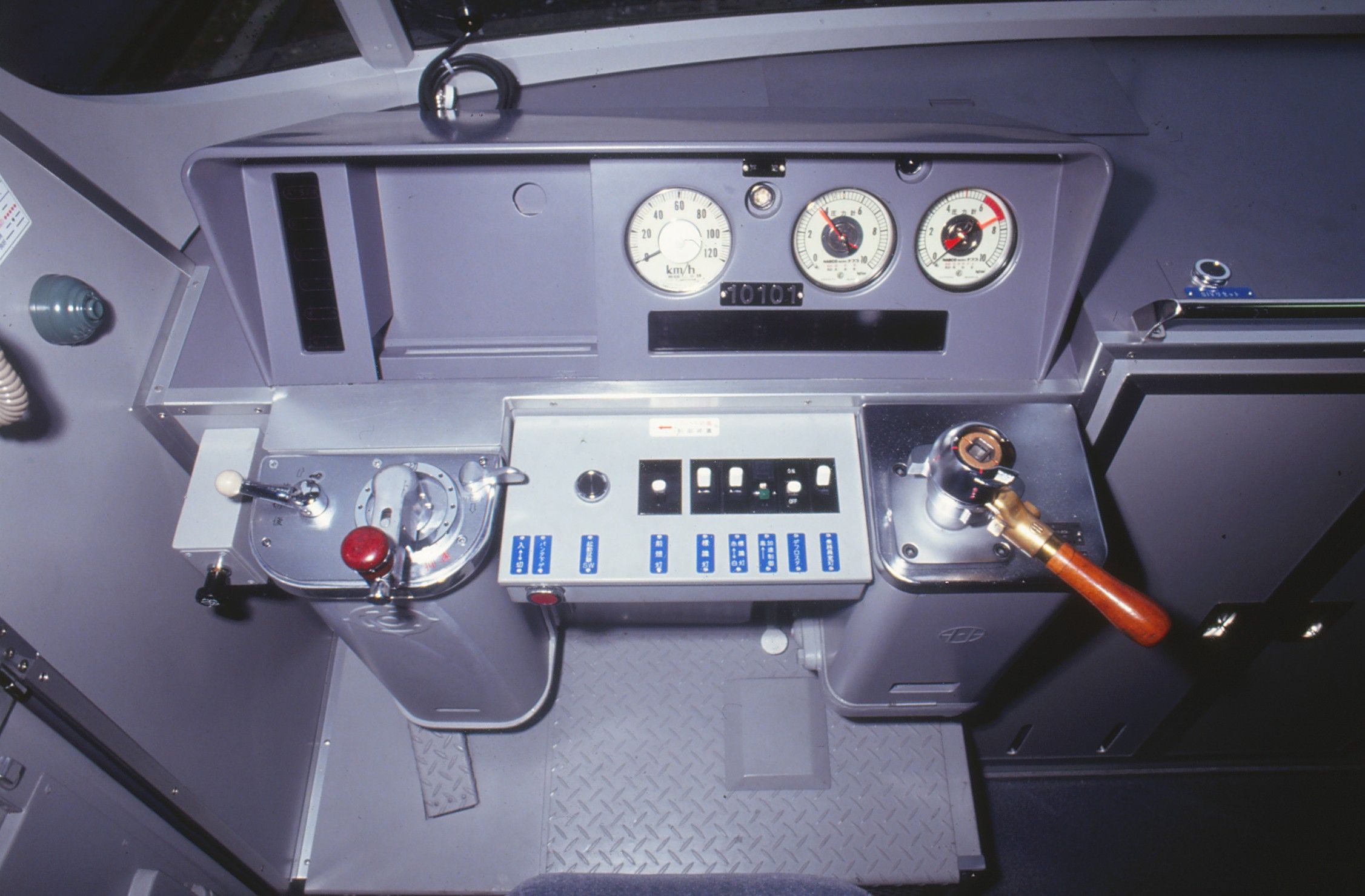 ニューレッドアロー10000系の運転台（撮影：南正時）