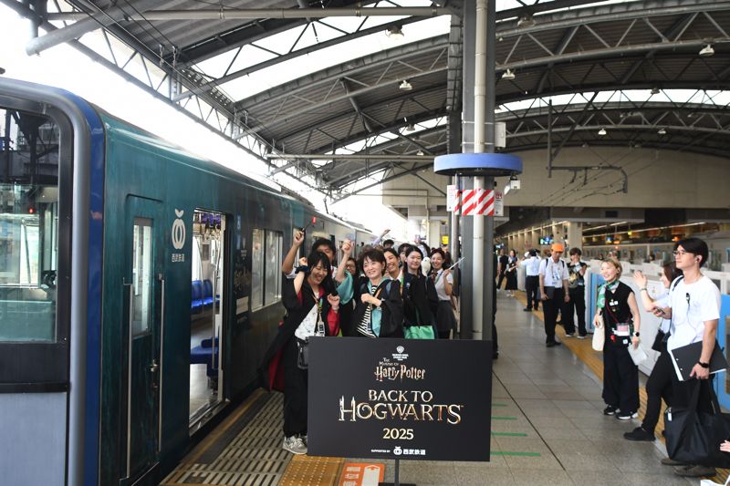 「バック・トゥ・ホグワーツ」特別イベントの様子。乗車に向けて整列（記者撮影）
