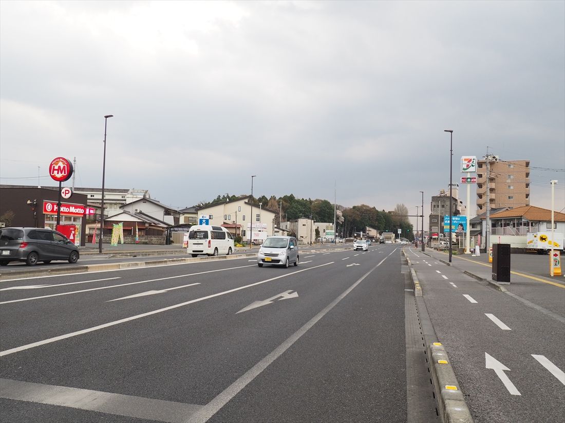 西側延伸整備区間の終点予定地近くの大通り。この付近の車道は片側2車線になる予定だ（記者撮影）
