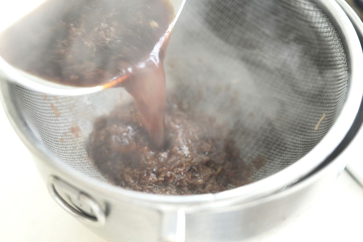 不織布タイプのキッチンペーパーがあれば、ザルにかませると洗い物が楽になります