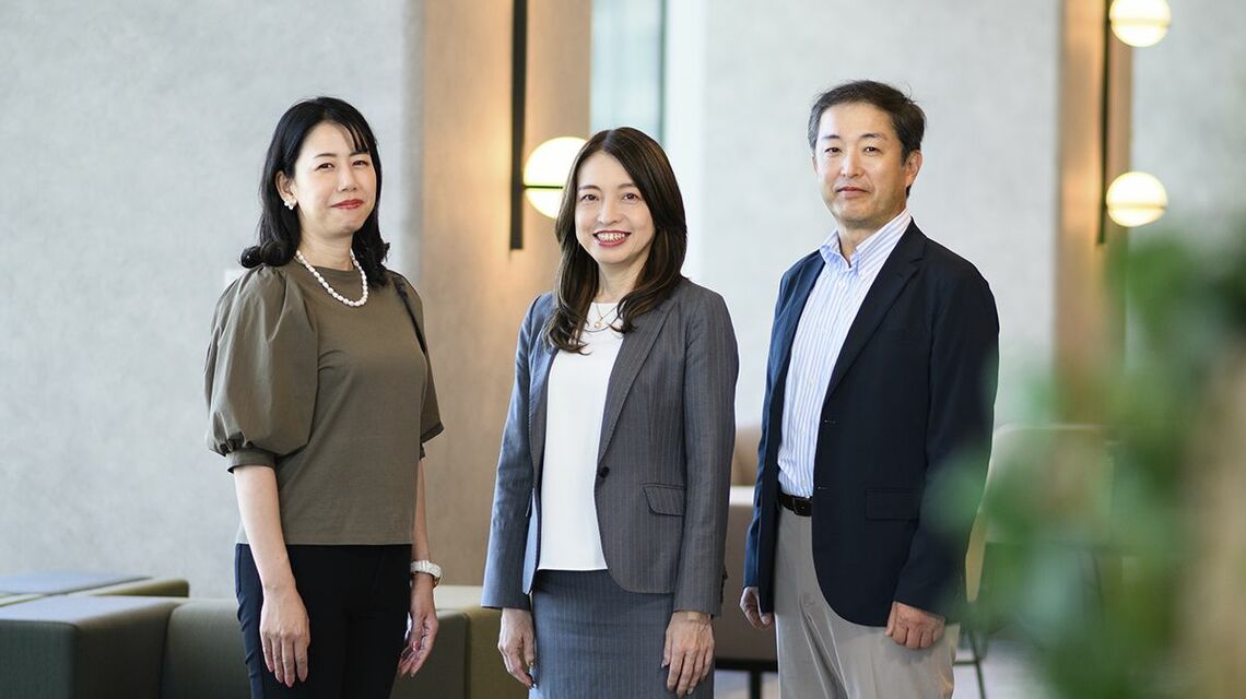 左から御厨(みくりや) 千恵 調達部企画課長、岡崎 淳子 中国支店長、山本 洋 先進マテリアルカンパニー 技術戦略部次長