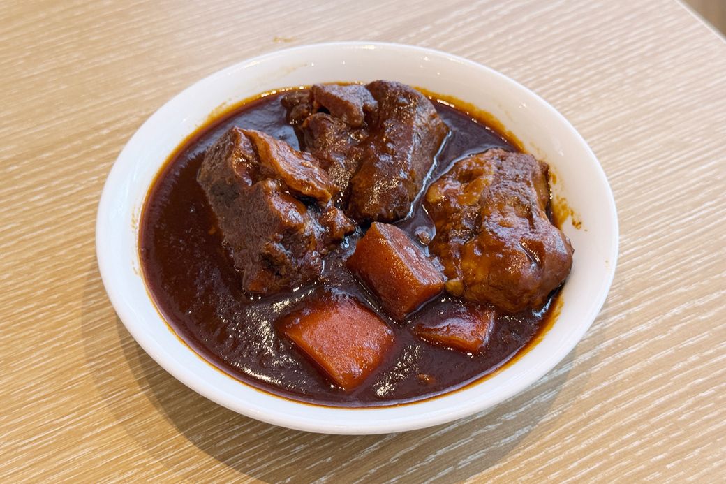 肉厚のビーフがごろりと入った、ボリューミーなビーフシチュー（筆者撮影）