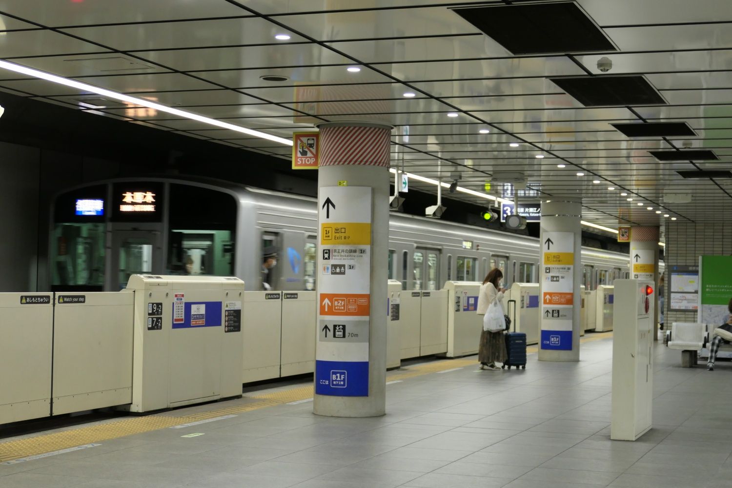 各駅停車本厚木行きが走り去る（記者撮影）