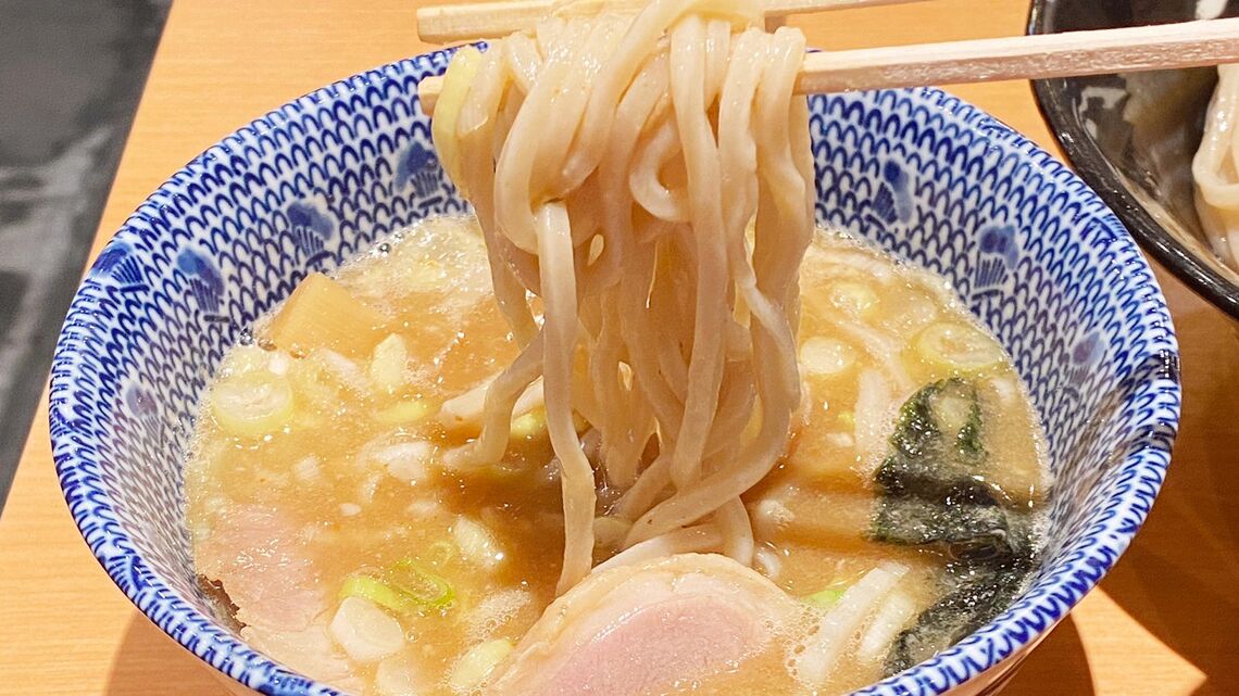 朝専用の麺とスープを使用した、六厘舎の朝つけめん（筆者撮影）