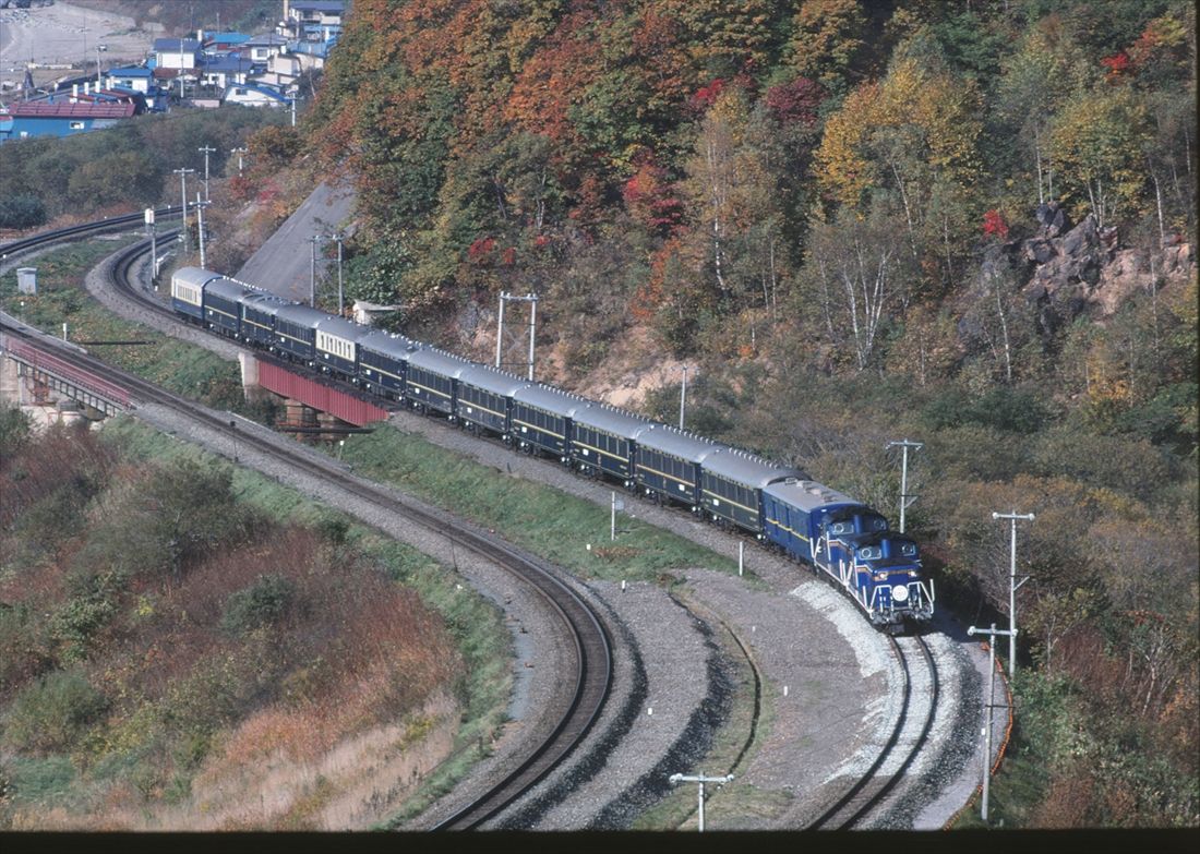 室蘭本線豊浦付近を走る、北斗星色のDD51形重連が牽引する「オリエント急行」＝1988年（撮影：南正時）