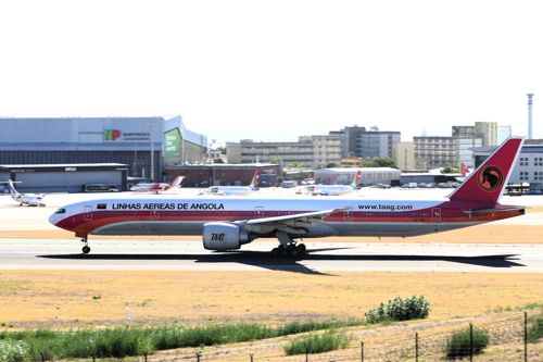 リスボン国際空港に1日2便を運航するTAAGアンゴラ航空（筆者撮影）
