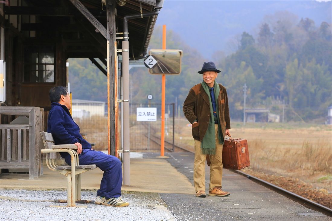本当に「寅さん」のよう？トランクを持ってホームを歩く筆者（写真提供：南正時）