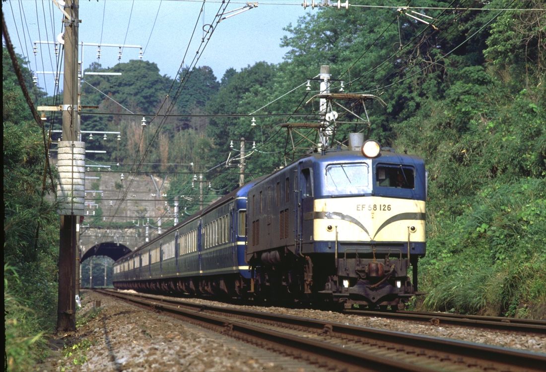 EF58形が牽く20系客車の急行「銀河」（撮影：南正時）
