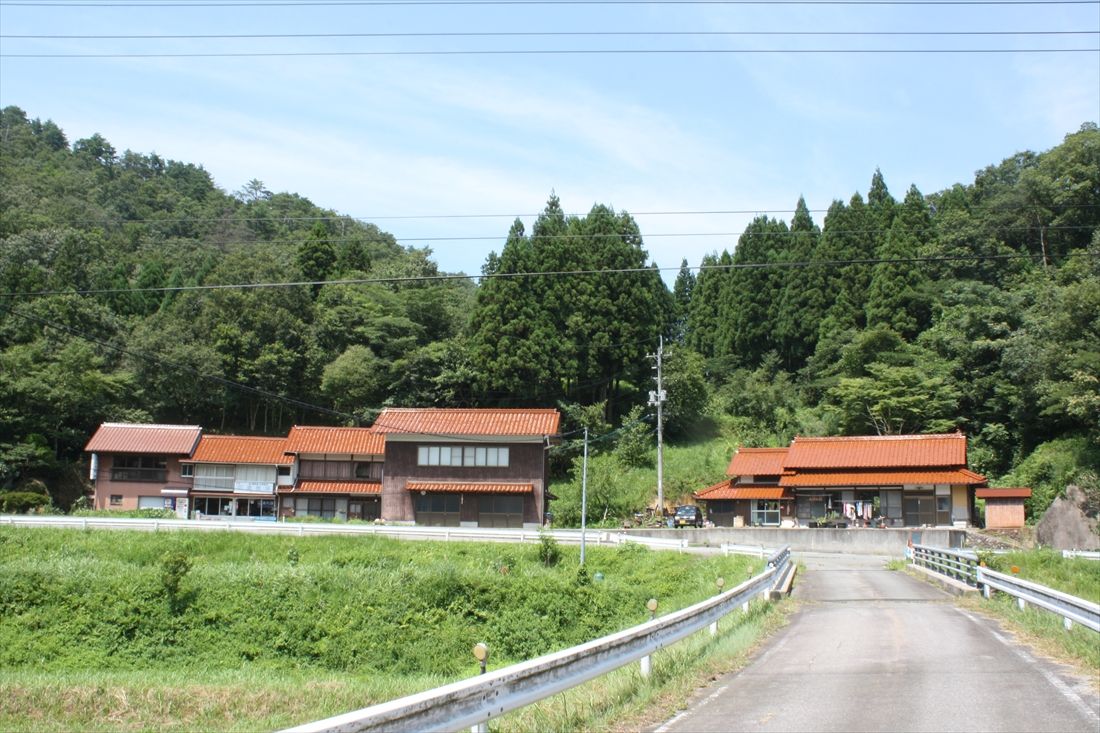 （新線）徳田駅は現在の浜田市金城町小国、島根県道52・114号の合流地付近に設けられる予定だった。用地買収や工事が行われた形跡は見つからなかった（筆者撮影）