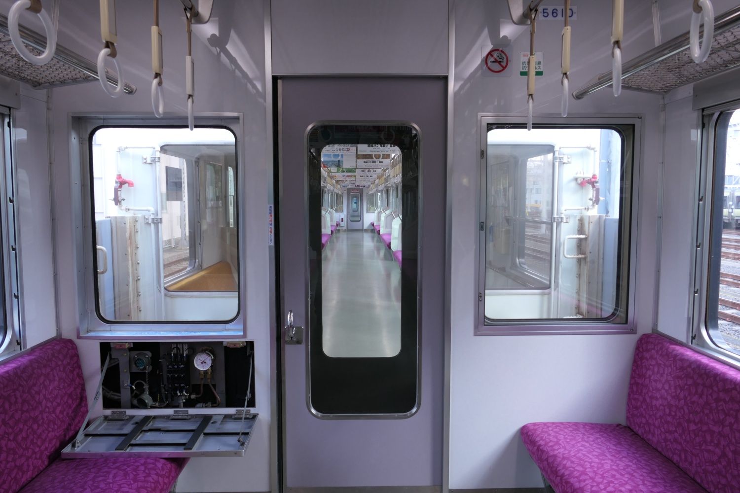 工場に入場する際などには編成の真ん中で分割するため簡易運転台がある（記者撮影）