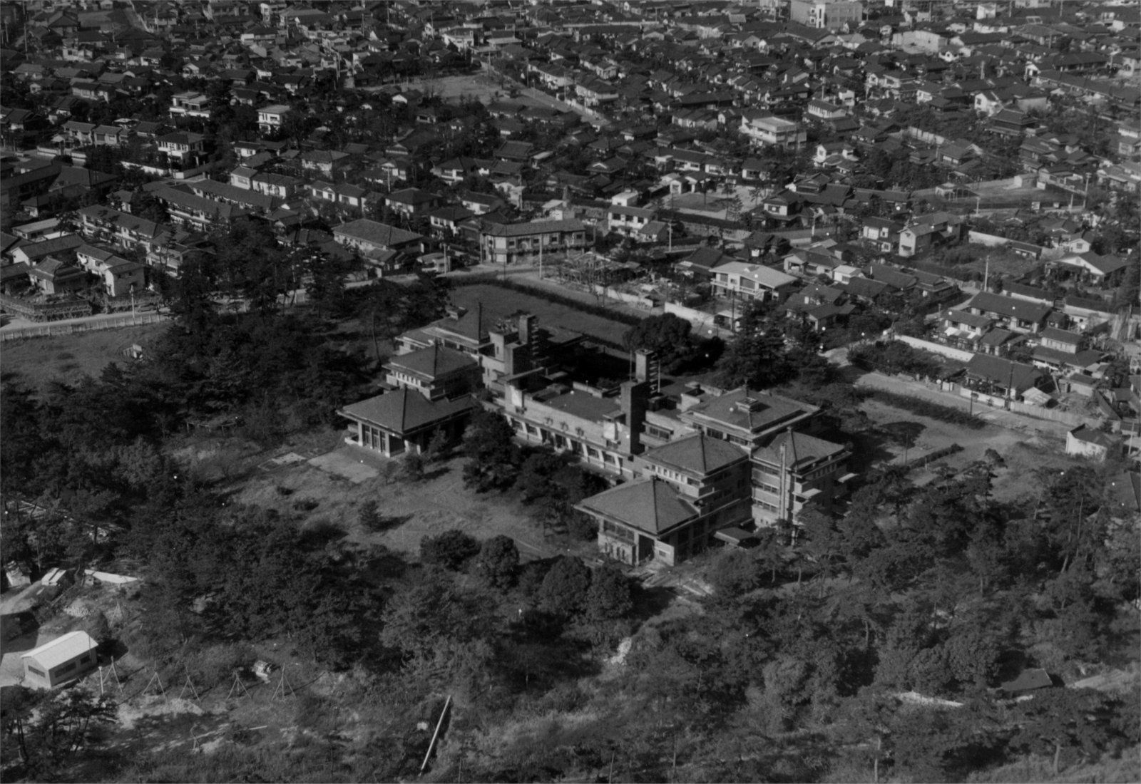 1962年当時の旧甲子園ホテル。第2次世界大戦後に米軍に接収された。現在は武庫川女子大学の甲子園会館となっている（出典：にしのみやデジタルアーカイブ）