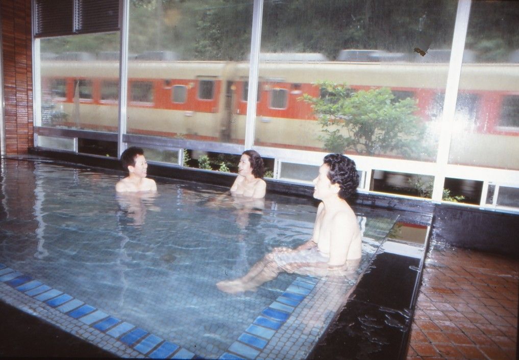 温泉から見た美祢線を走る気動車。温泉宿の人がモデルになってくれた＝1983年6月（撮影：南正時）