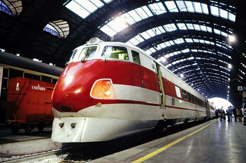 イタリアの初代振子電車は断面が小さく3列座席で全車一等車（1992年 筆者撮影）