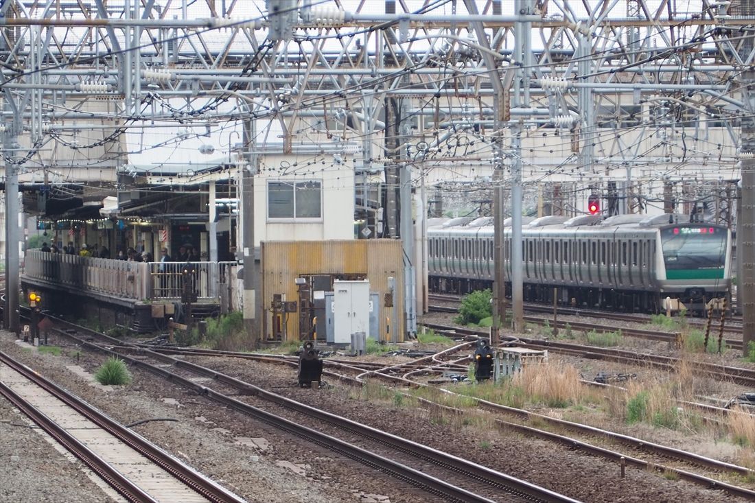 鶴見駅の京浜東北線ホームと、通過する相鉄・JR直通線の列車。地元では同線のホーム設置と停車を求める声がある（記者撮影）