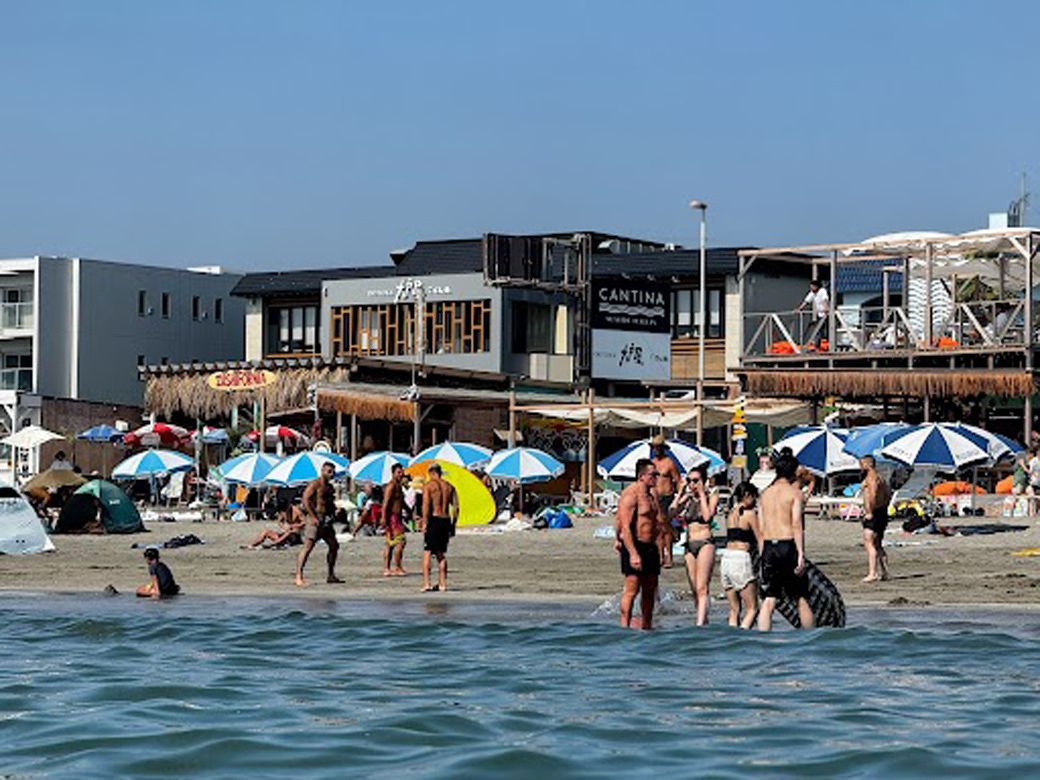 夏の間、目の前のビーチは海水浴を楽しむ客で賑わっていた（編集部撮影）