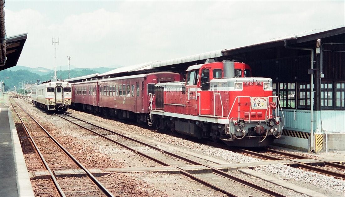 日田彦山線は遅くまで客車列車が残った路線だった。「タウンシャトル」のヘッドマークを掲げて50系客車の先頭に立つDE10形（撮影：南正時）