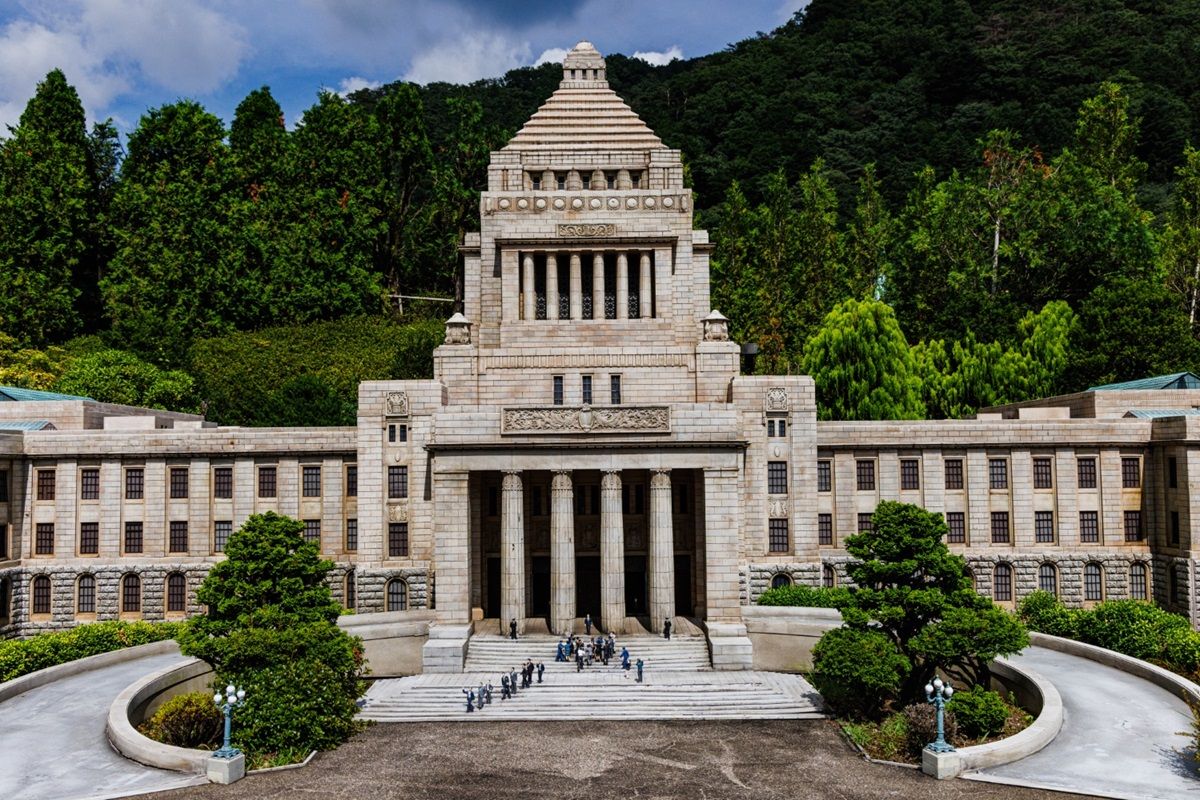 国会議事堂もホンモノとうり二つ。よく見ると岸田さんも……?（撮影：鼠入昌史）