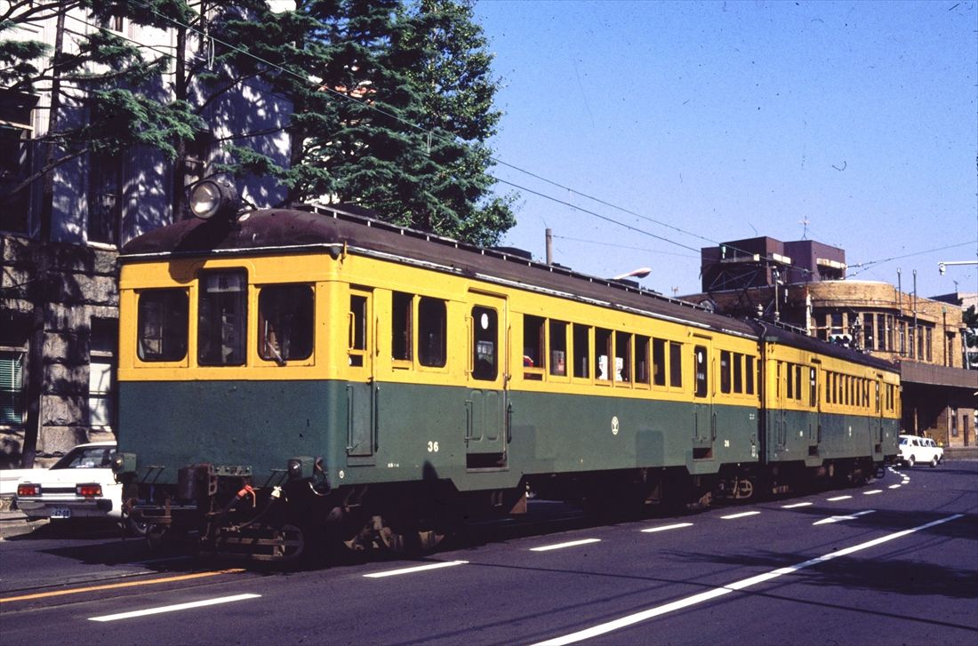 県庁前（後の白山前）駅を出て道路上を走る新潟交通の電車（撮影：南正時）