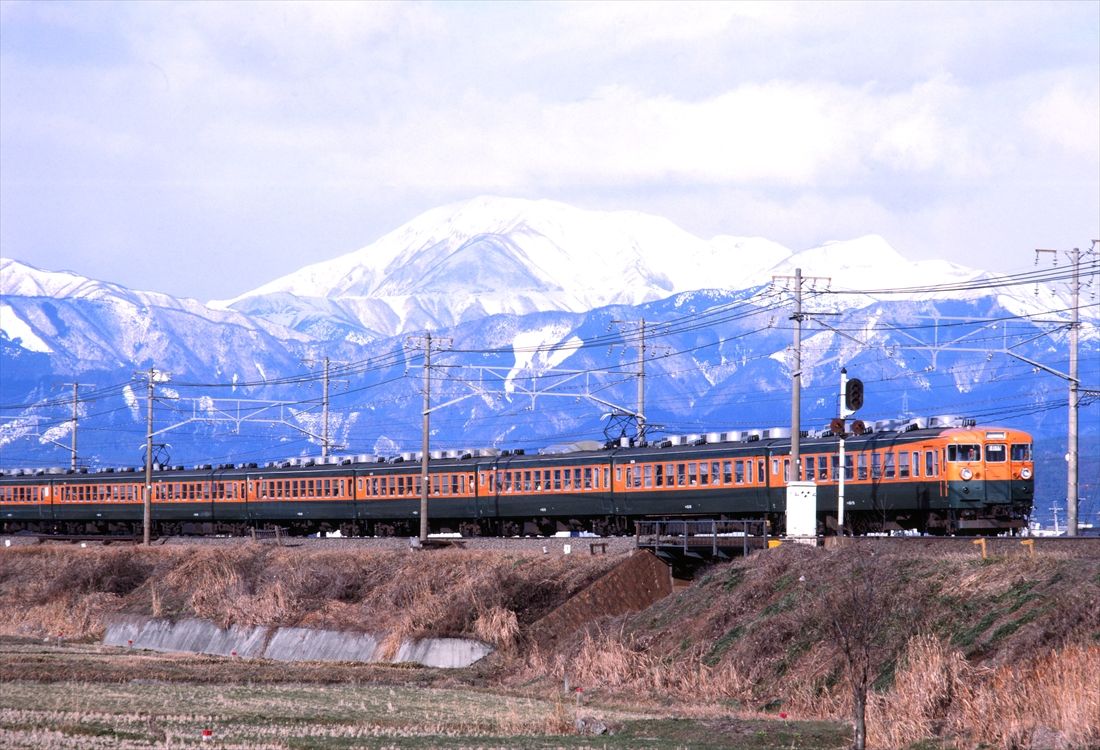 伊吹山をバックに大垣付近を走る165系の急行「比叡」（撮影：南正時）