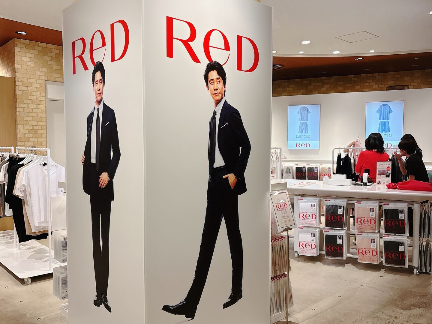 東京・渋谷『ヒカリエ』内にある『ReD』の店舗。平日でも賑わっていた（編集部撮影）