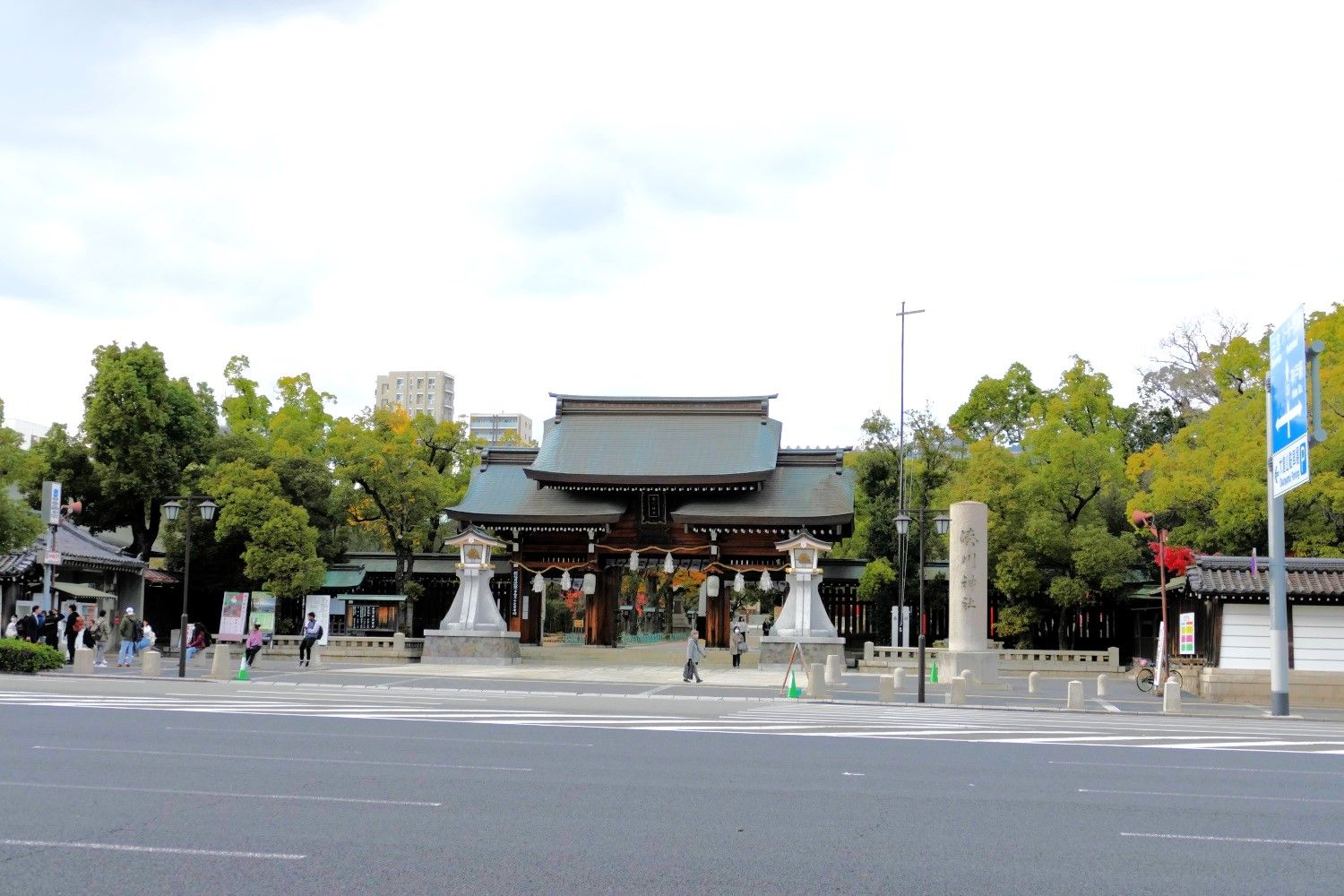 多聞通に面した湊川神社。楠木正成をまつる（記者撮影）