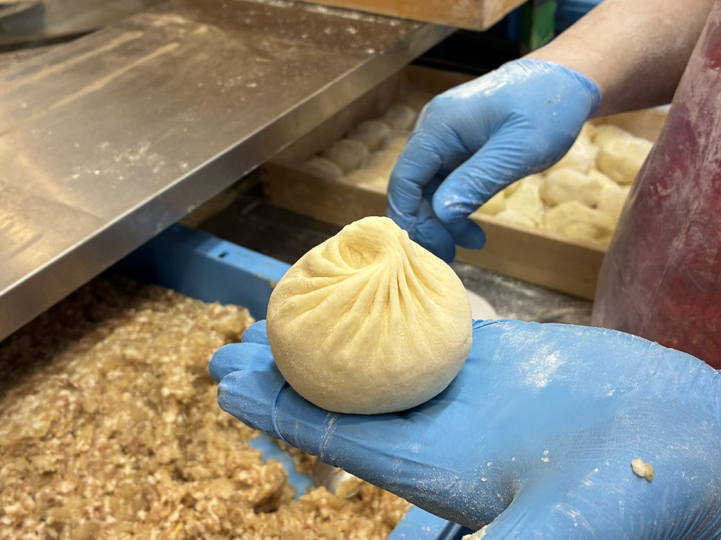 ひだも大きさもバランスが良く、具がちょうど真ん中に入ったものを「美人豚まん」と呼ぶ（筆者撮影）