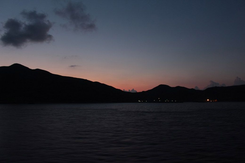 鹿児島港を深夜23時に出発したフェリーは、翌朝5時に十島村の玄関口、口之島へ到着。フェリーの上で見る朝焼けがたまらなく美しい（筆者撮影）