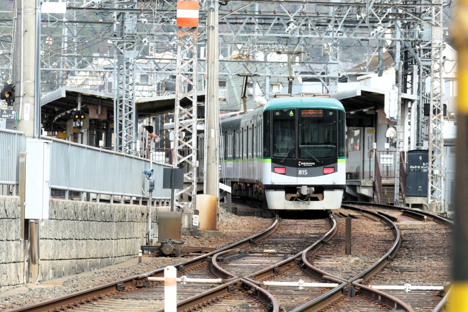 山科では専用軌道を走る。四宮駅（奥）に到着するびわ湖浜大津行き（記者撮影）