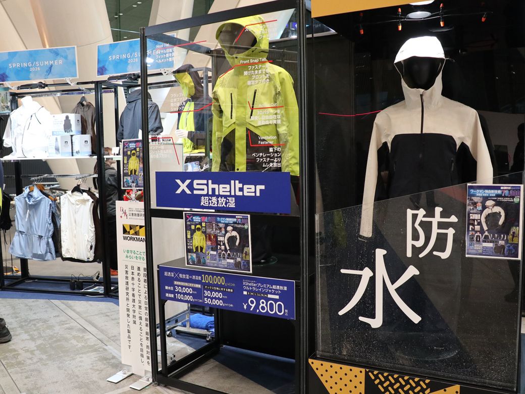 防水ジャケットのブースは実際に水が流れていた（筆者撮影）