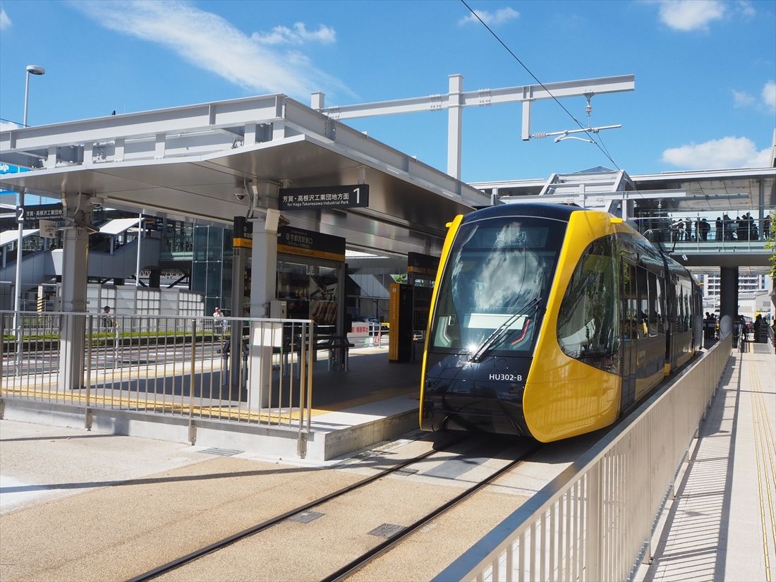 宇都宮駅東口停留場に停車する電車＝2023年8月26日（記者撮影）