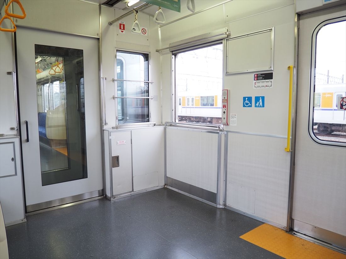 リニューアル時に設置した車いす・ベビーカー用のスペース（記者撮影）