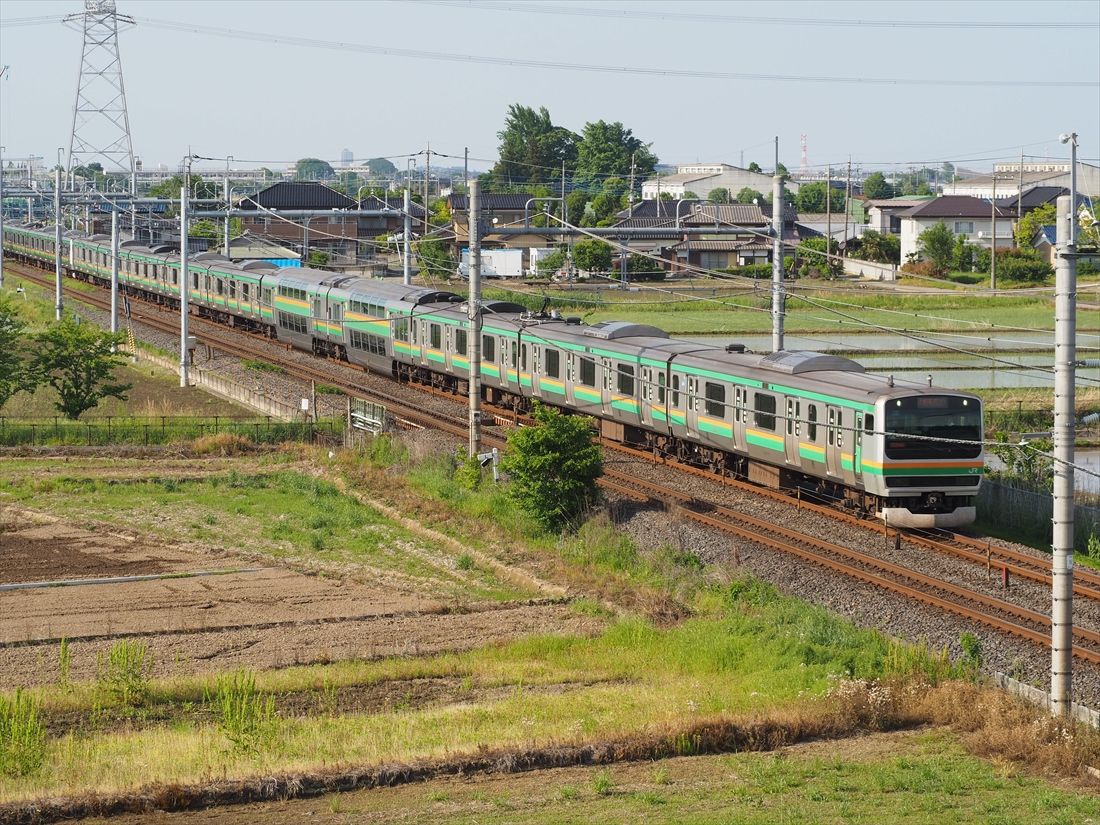 栗橋―東鷲宮間を走る宇都宮線の列車（記者撮影）