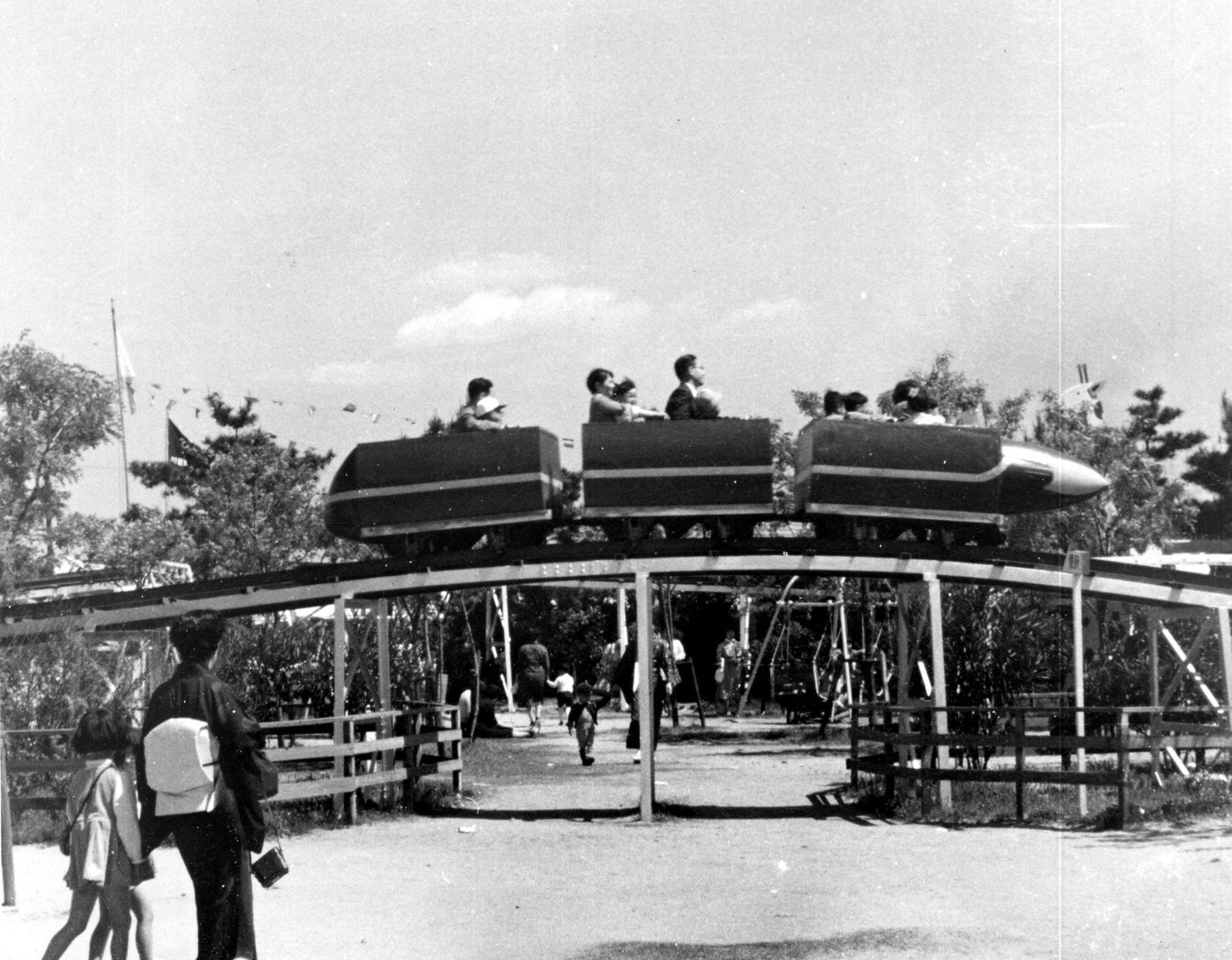 阪神パーク園内のウェーブコースター＝1957年（出典：にしのみやデジタルアーカイブ）