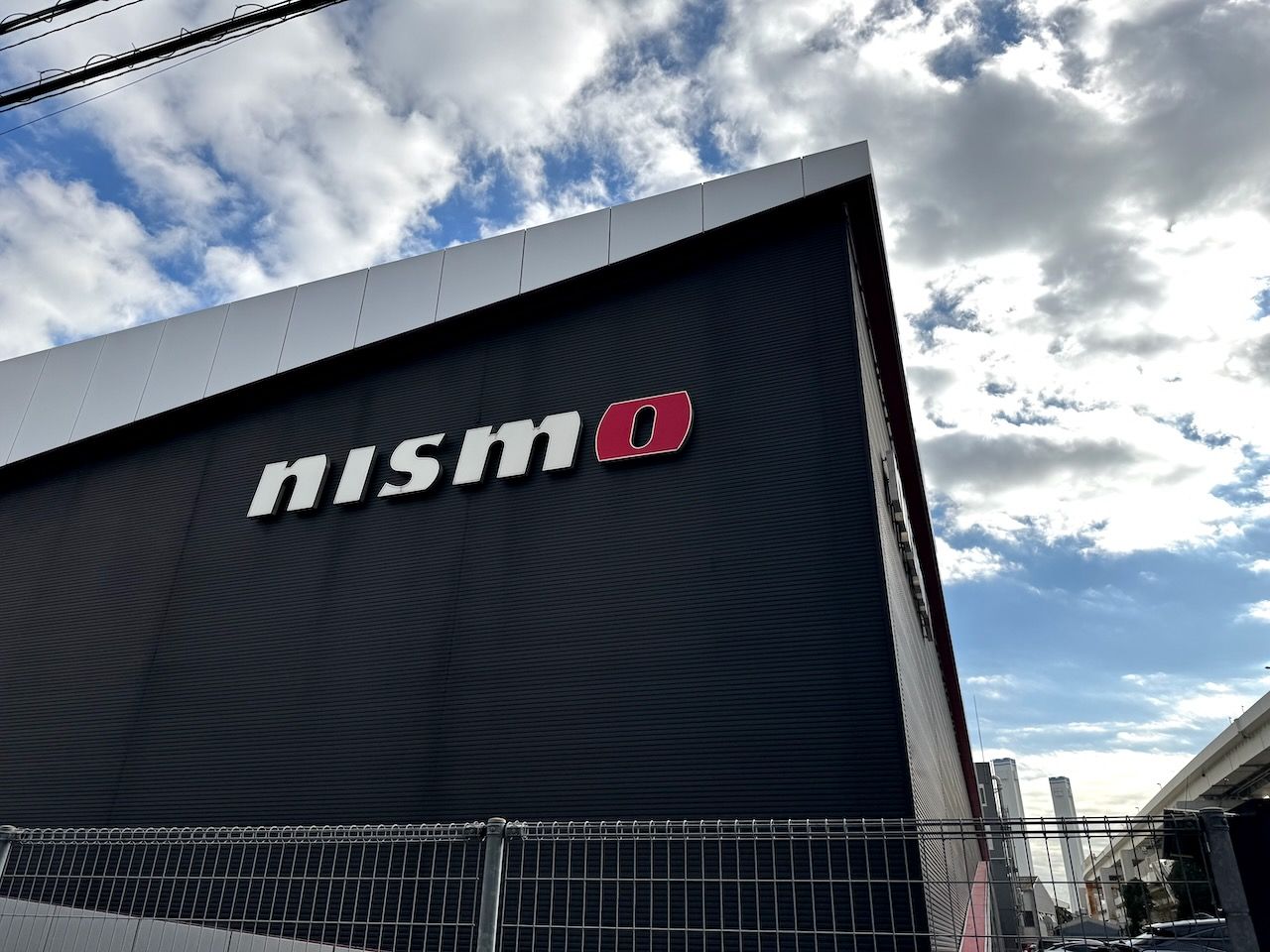 NISMO（ニスモ）やAUTECH（オーテック）などのブランドを展開し、日産車の部品設計・製造・販売・セッティングを行っている日産モータースポーツ＆カスタマイズ（写真：筆者撮影）