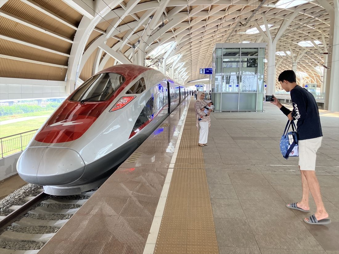 ジャカルタ―バンドン高速鉄道のHalim駅に停車する車両（筆者撮影）