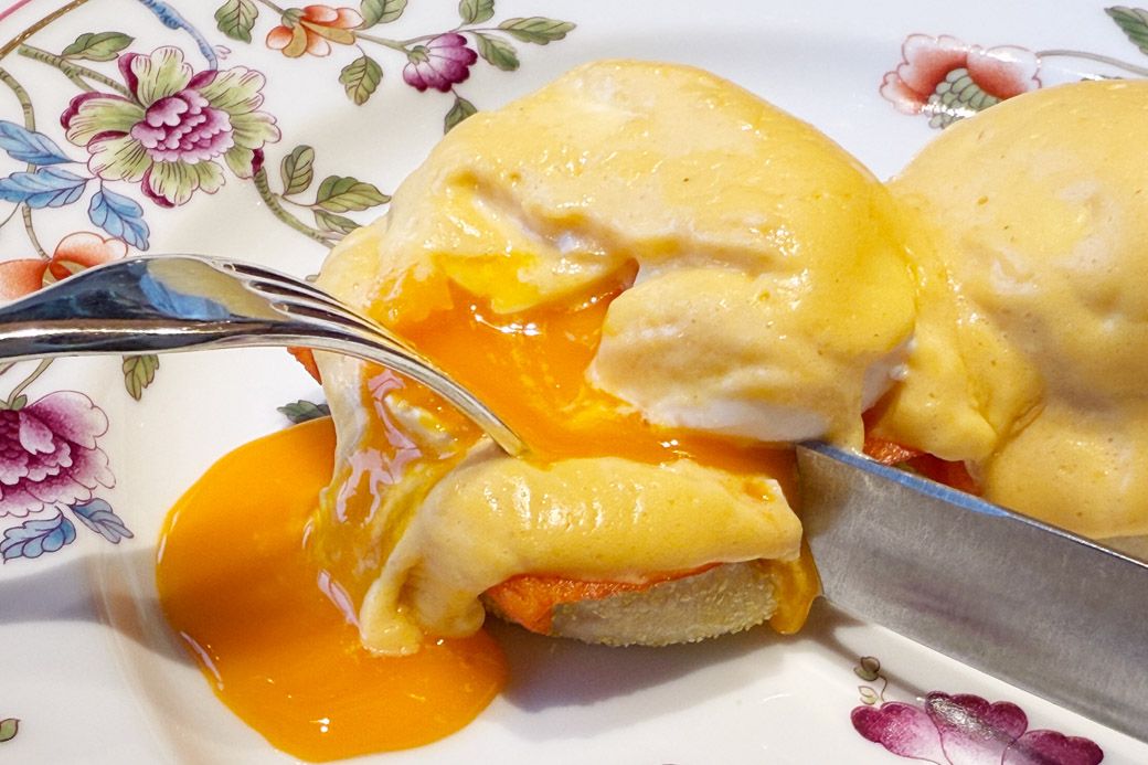 ナイフを入れると、黄身がとろりと流れ出る。オランデーズソースとからめていただく（写真：筆者撮影）