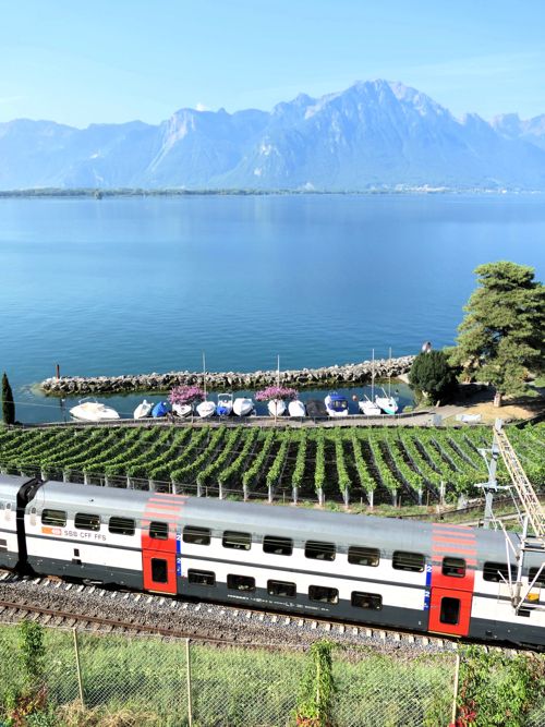 レマン湖沿いを行くスイス国鉄の2階建て客車（2024年 筆者撮影）