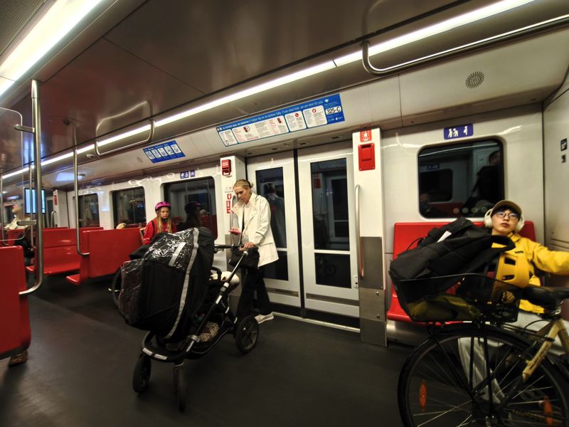 メトロ車内。大きなベビーカーや自転車も余裕で積める混雑度（筆者撮影）