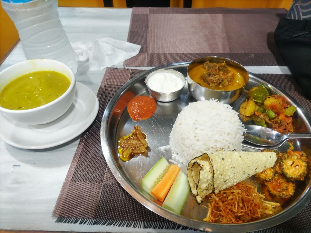 ネパールの代表的な家庭料理「ダルバート」（筆者撮影）