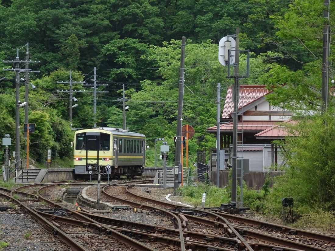 出雲坂根のスイッチバックと木次線の気動車（撮影：南正時）