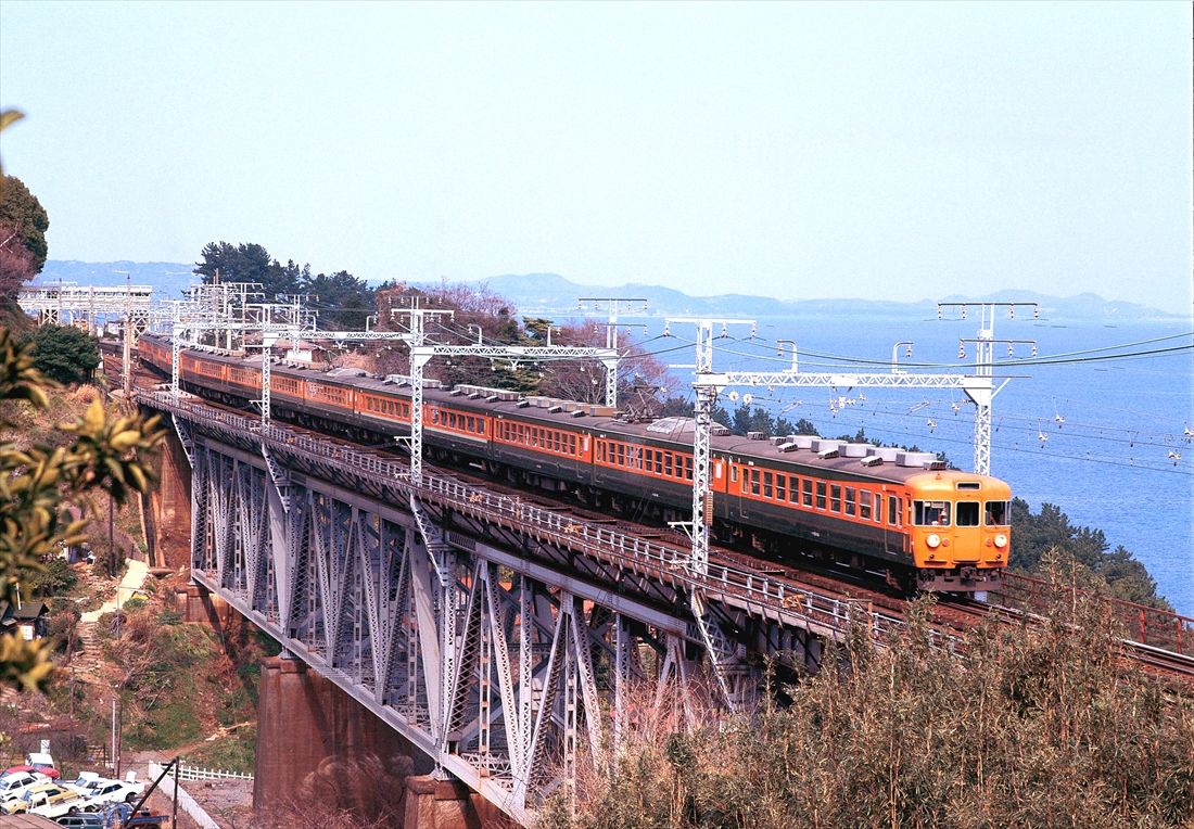 東海道本線の根府川橋梁を渡る153系の急行「東海」＝1979年12月（撮影：南正時）