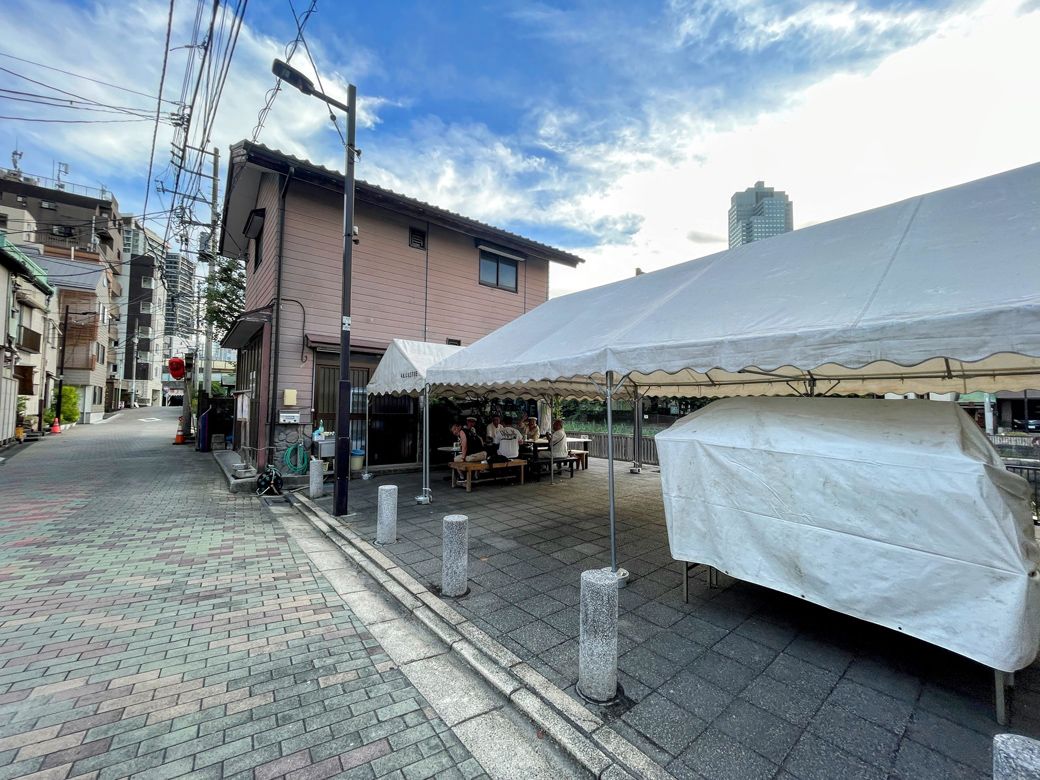 堀端のテント。皆さんとてもいい人でした（筆者撮影）