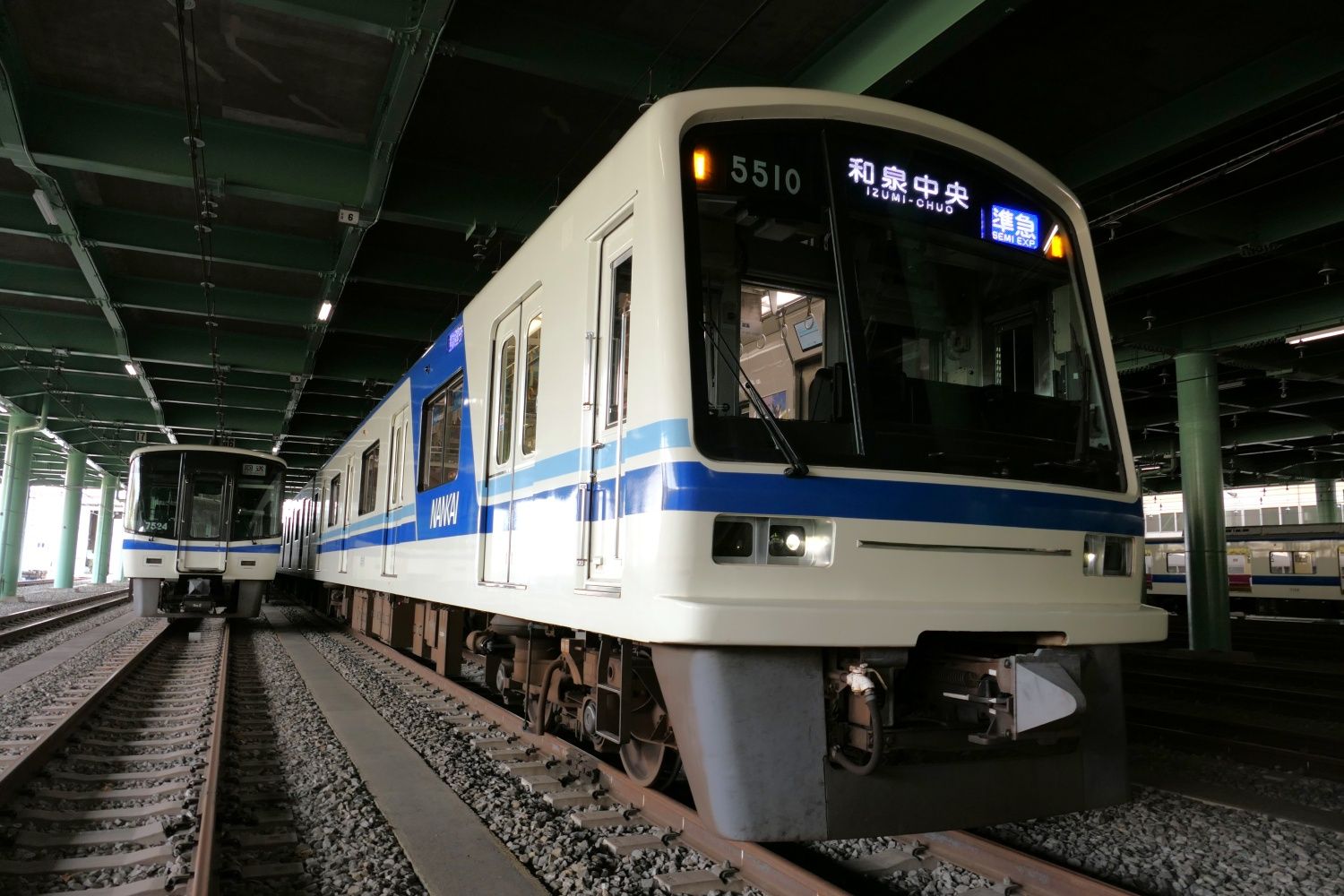 和泉中央寄りの先頭車両5510号車。後輩の7020系（左）には貫通扉がある（記者撮影）