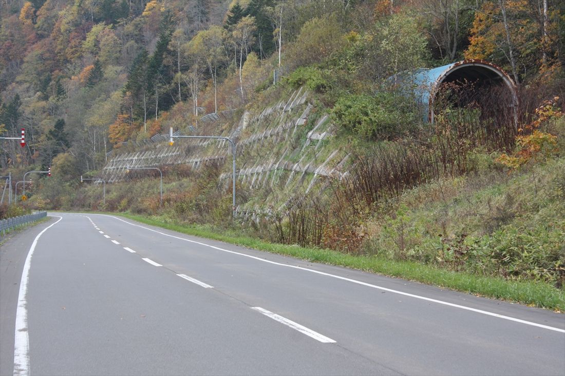 下幌別―歌登間：美幸線の路盤は道道12号に沿って歌登方面に延びる。道路北側の一段高いところにトンネルやスノーシェッドが残る（筆者撮影）