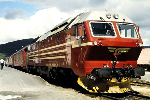 耐寒構造の機関車が引くノルウェー最北の列車（1994年 筆者撮影）