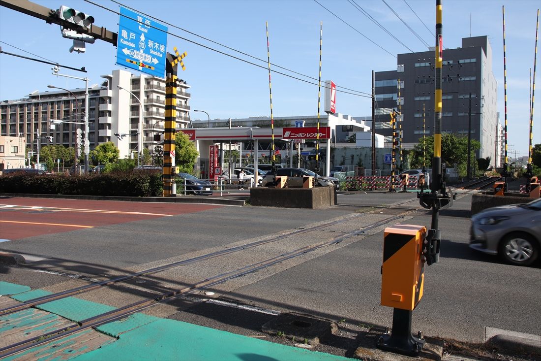 都道10号（永代通り）との交差部も踏切。この踏切の下では東京メトロ東西線の列車が数分間隔で走っている（筆者撮影）