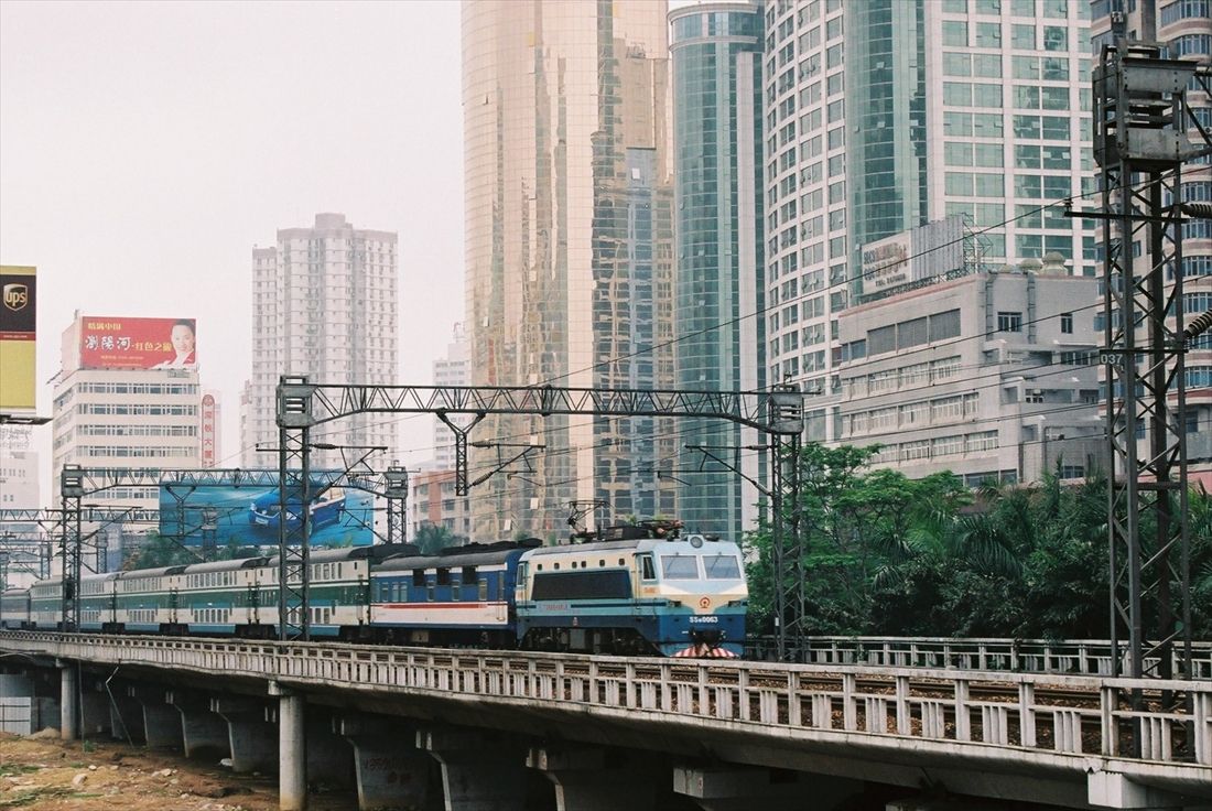 中国・深圳付近の在来線を走る韶山8型電気機関車牽引の2階建て客車列車＝2005年（筆者撮影）