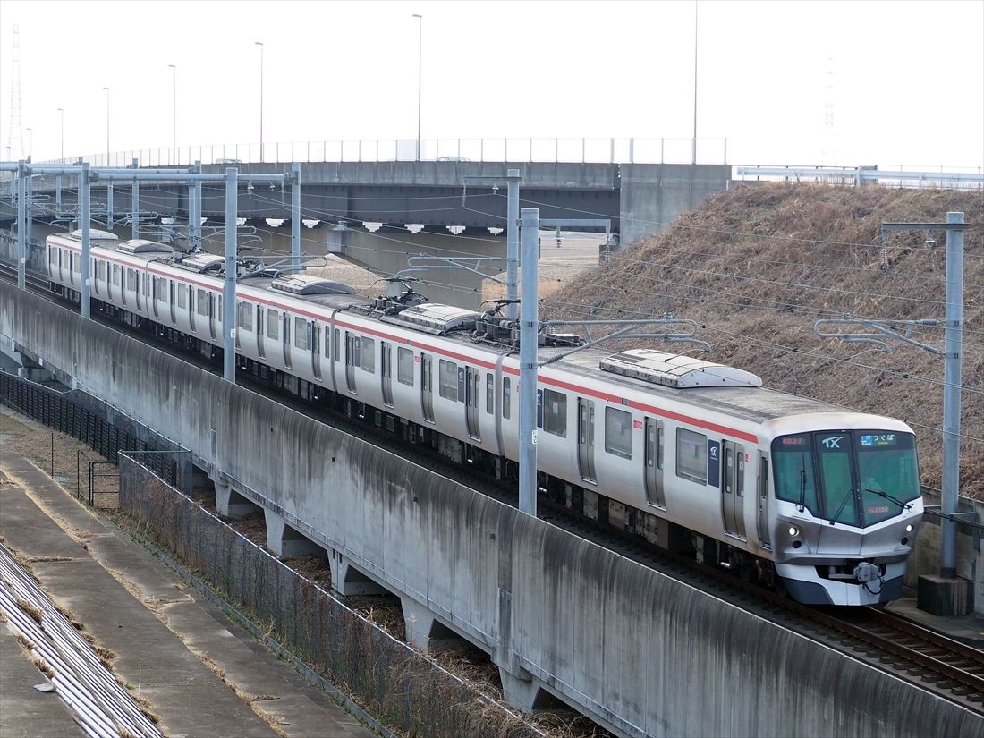 みらい平駅付近を走るTXの列車（記者撮影）