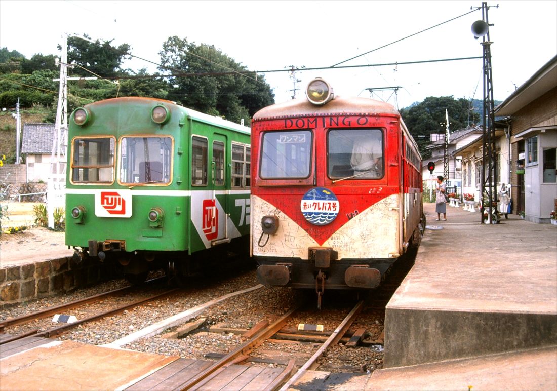 下津井電鉄の下津井駅。右は車体に自由に落書きができた「赤いクレパス号」（撮影：南正時）